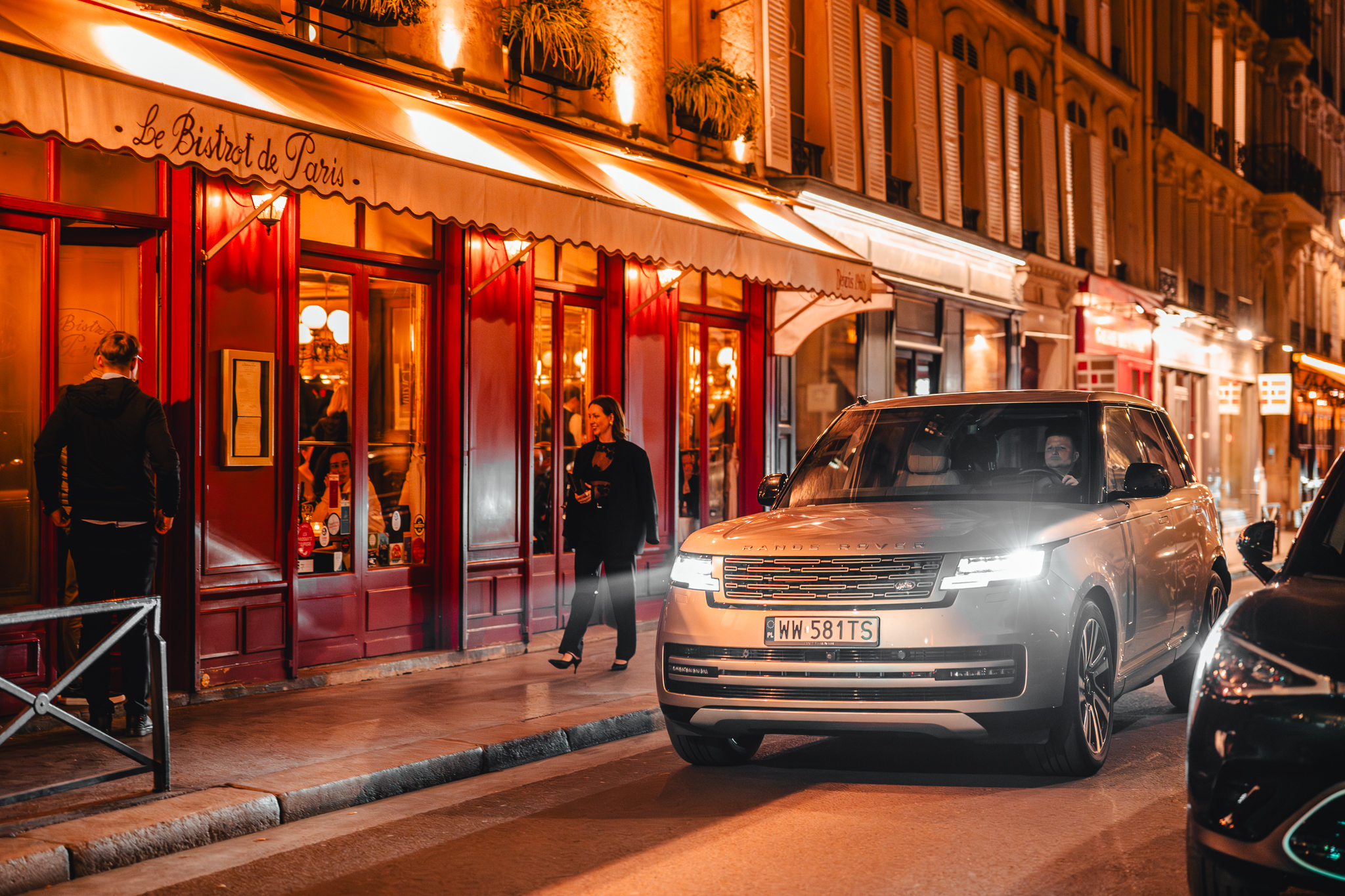 Range Rover - nocny Paryż